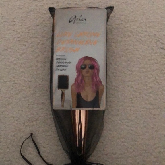 Aria Detangling Brush - Picture 6 of 6